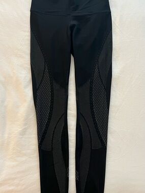 Lululemon Black with White Design 28 inch Leggings